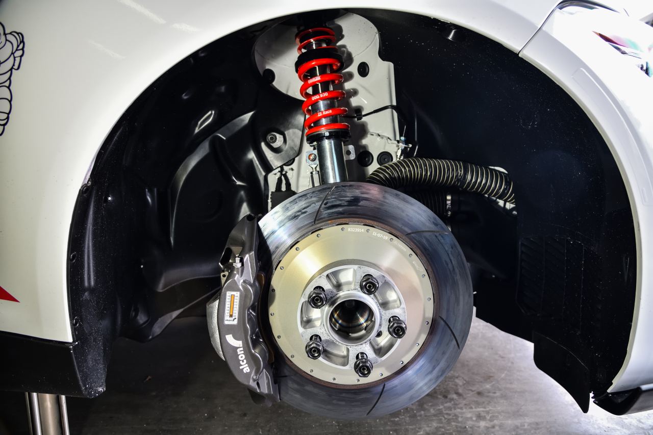 H＆R製のツインスプリングや、アルコン製ブレーキキャリパーを装着。ミシュラン製スリックの27/65-18 S9Lサイズを履きこなす