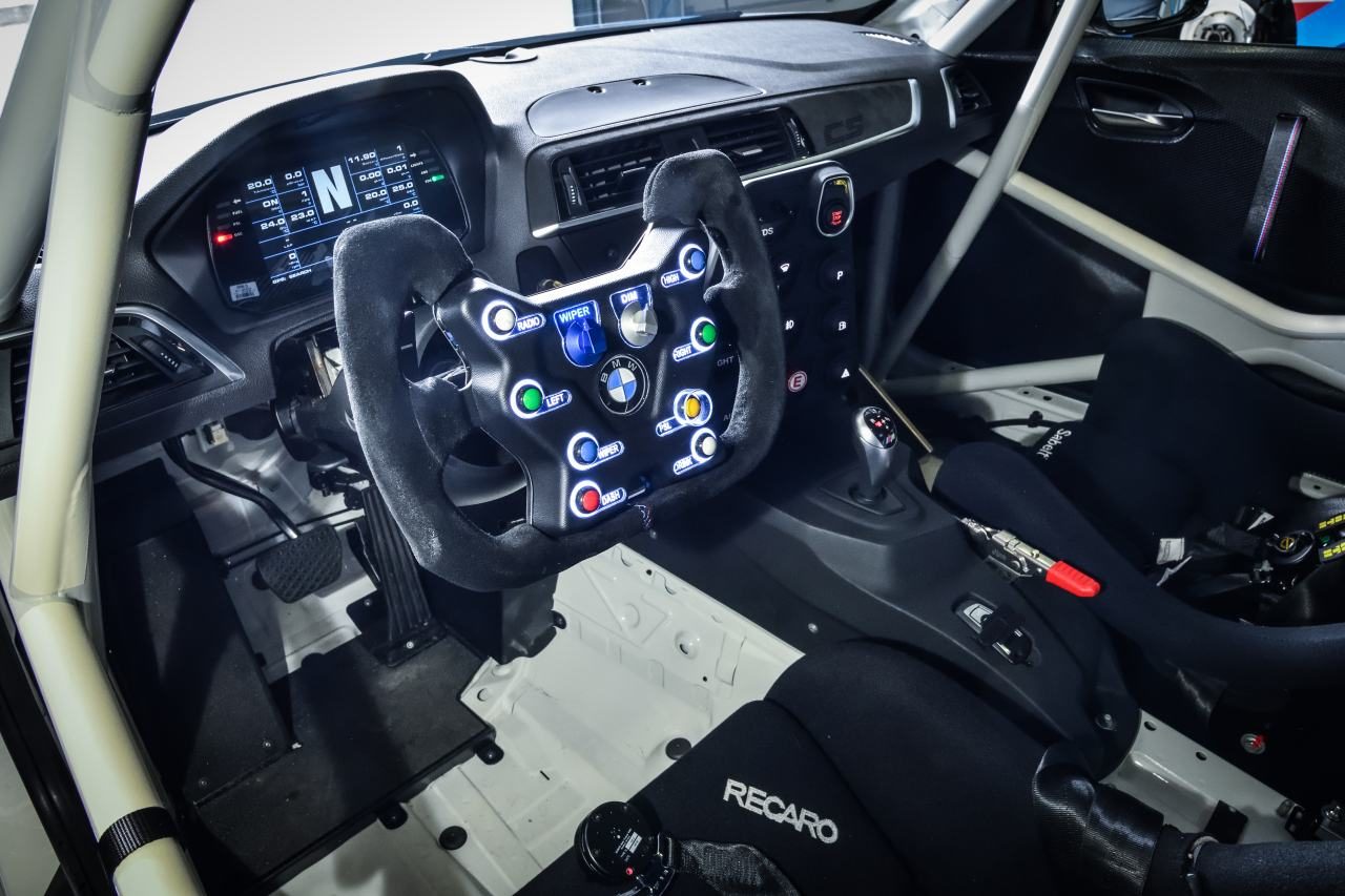 ステアリングには着脱可能なbmw Motorsportステアリングを採用しながらチルト テレスコピック機構が残される 日本でも実戦デビュー済み サーキット専用モデル Bmw M2 Csレーシング の正式販売が開始の画像 写真 5 Autosport Web