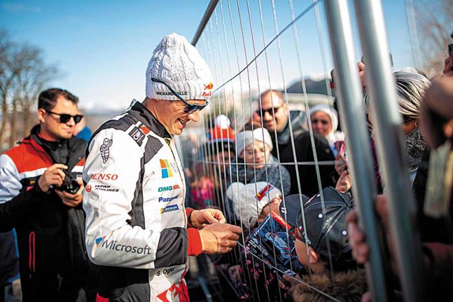 サインに応じるセバスチャン・オジエ