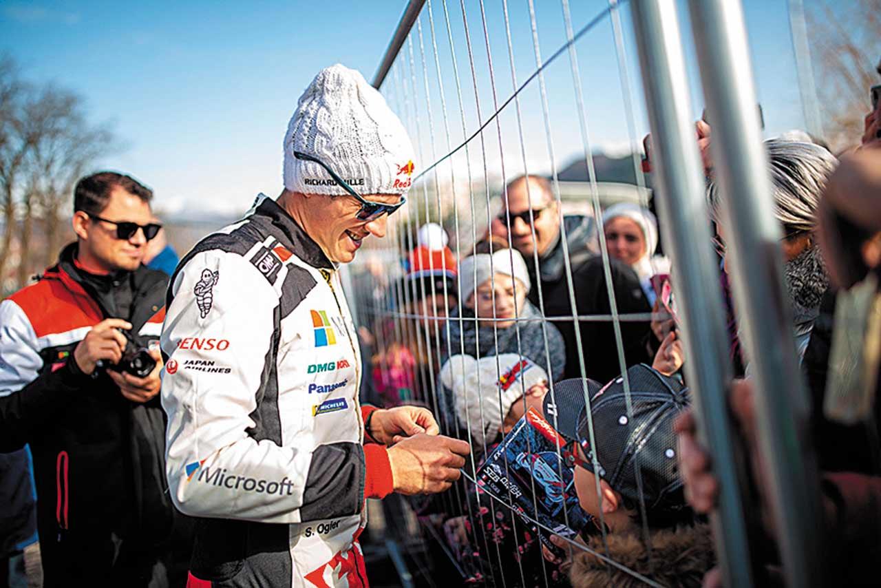 サインに応じるセバスチャン・オジエ