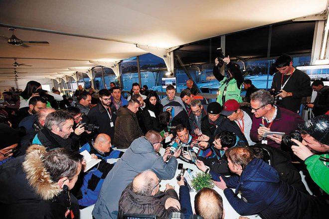 各チームのブースで行なわれるカコミ会見の様子