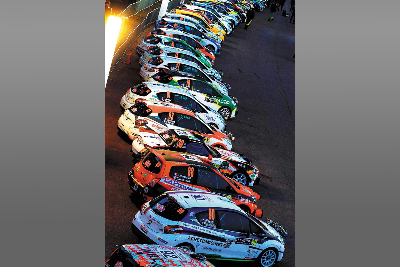 パルクフェルメに留め置かれたラリーカーたち