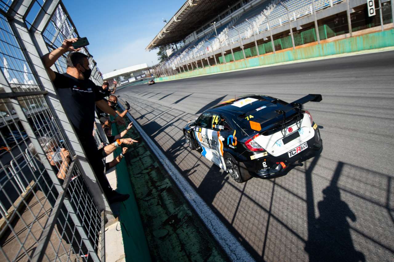 スタートでホールショットを奪ったぺぺ・オリオラが記念すべきシリーズ最初の勝利を飾った