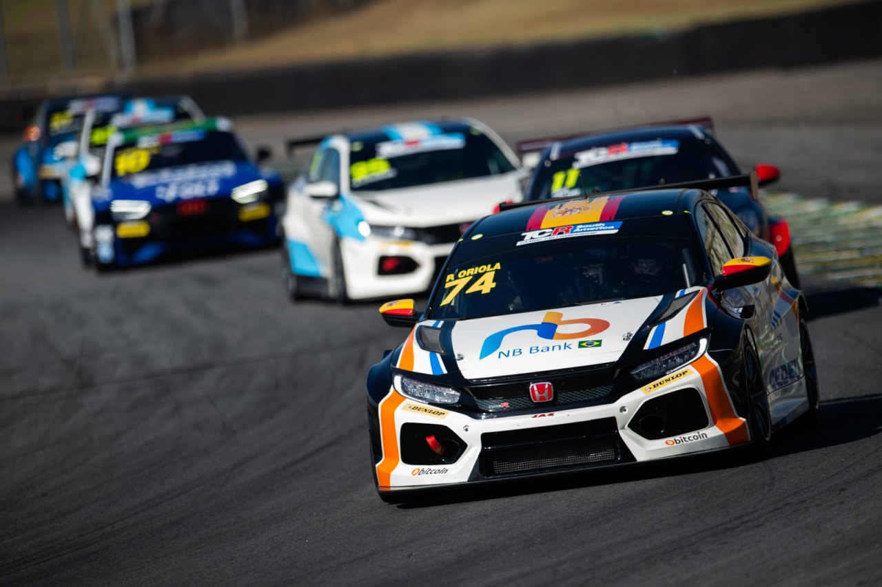 レース2は10番手からスタートを切ったオリオラは、オープニングで早くも2番手に浮上する