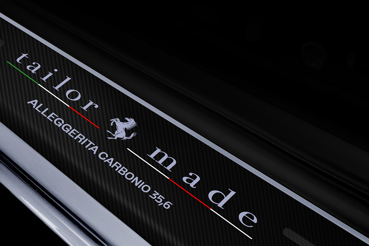 キッキングプレートにはイタリア語で35.6kg軽量を意味する「ALLEGGERITA CARBONIO 35.6」が刻印される