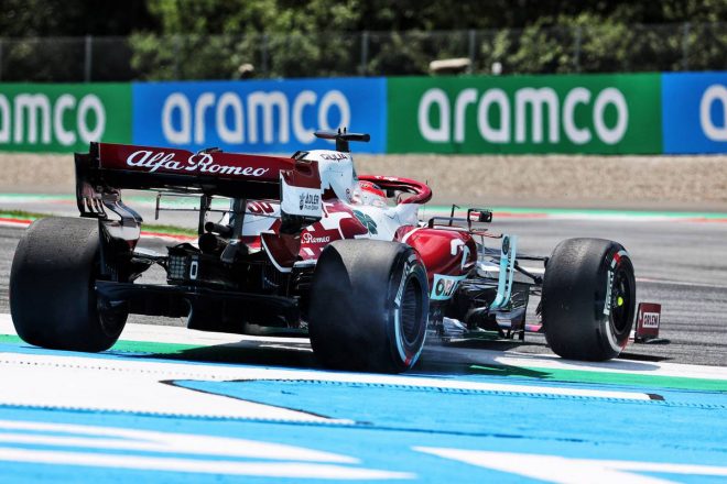 ライコネンさんのマシンでクルリンパのクビサさん