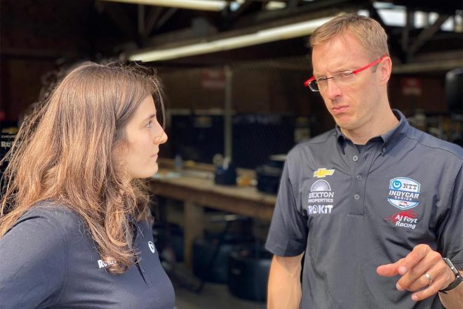 セバスチャン・ブルデーと話し込むタチアナ・カルデロン