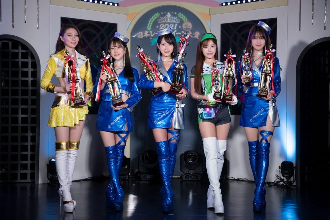 日本レースクイーン大賞2021新人部門メダリストに選ばれた小柳あずきさん、名取くるみさん、川瀬もえさん、広瀬晏夕さん、長坂有紗さん（左から）