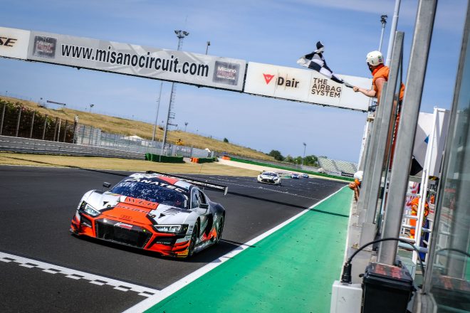 レース1でポール・トゥ・ウインを達成したチームWRTの32号車アウディR8 LMS