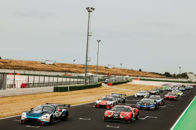 プロアマクラスの188号車アストンマーティンとシルバーカップの33号車フェラーリがフロントロウからスタートした決勝レース2