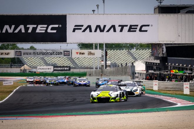 富田竜一郎駆る31号車アウディR8 LMS。レース2のオープニングラップで10番手から7番手で順位を上げた