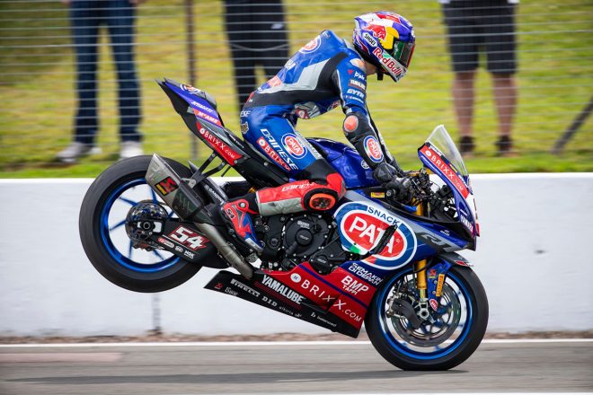 2021SBK：ジャックナイフをするトプラク・ラズガットリオグル（Pata Yamaha with BRIXX WorldSBK）