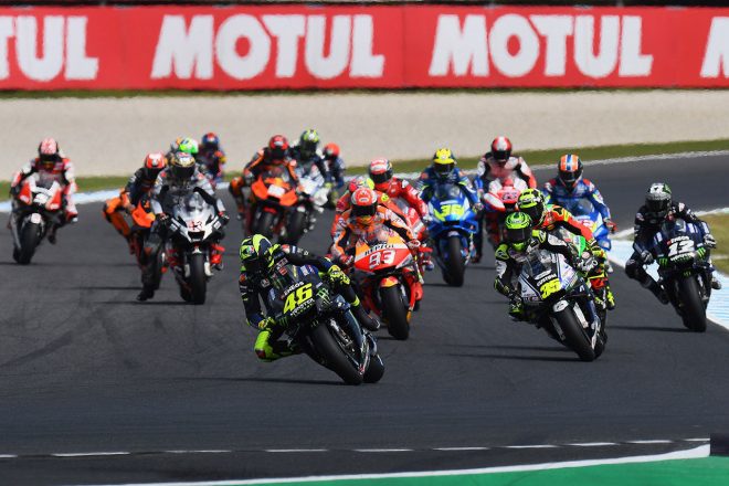 トップを走るバレンティーノ・ロッシ（モンスターエナジー・ヤマハMotoGP）／2019MotoGP第17戦オーストラリアGP