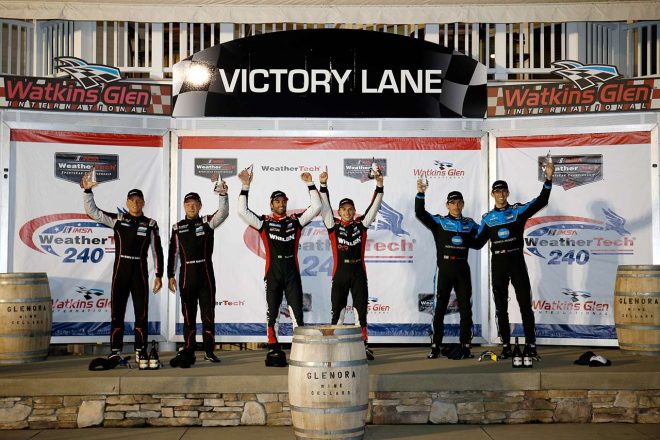 第6戦ワトキンス・グレンのDPiクラス表彰台。右端が3位のアルバカーキとテイラー