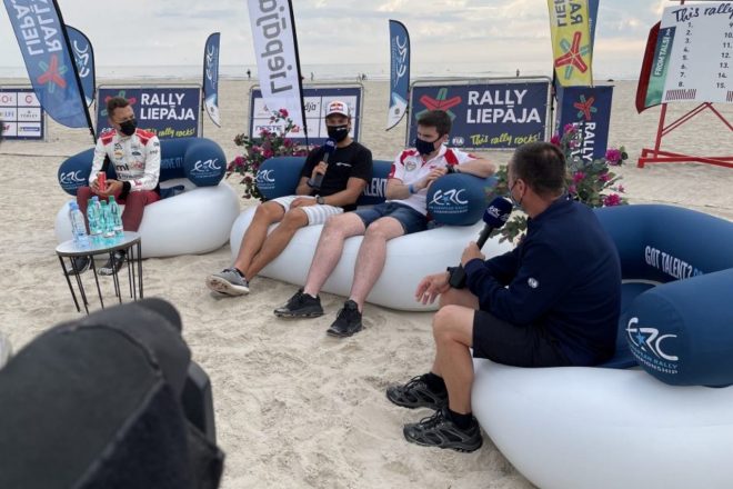 ラリー前のプレスカンファレンスに登壇したアンドレアス・ミケルセン（シュコダ・ファビア・ラリー2 Evo／Toksport WRT）とクレイグ・ブリーン（ヒュンダイi20 R5）