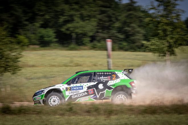 一方、SS1ベストのミケルセンはSS2遅着でペナルティを受け8番手に後退。「手続き上の取り違えの結果で、調査を臨む」と悔やまれる展開に