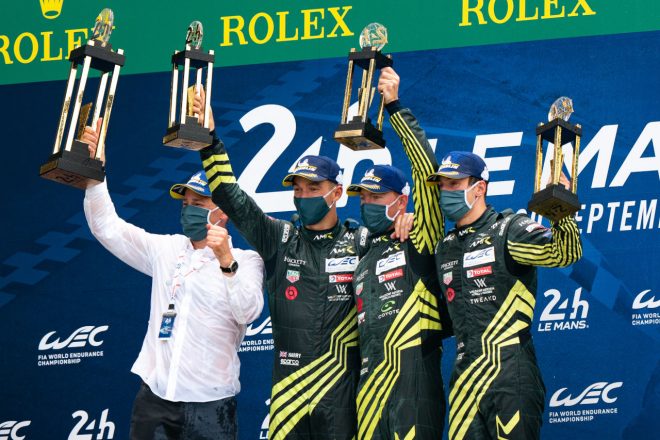 2020年のル・マンでGTEプロクラスウイナーとなったマキシム・マルタン（右からふたりめ）