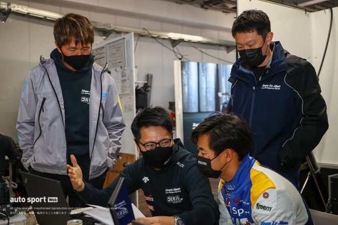 話し込む片山義章と本山哲