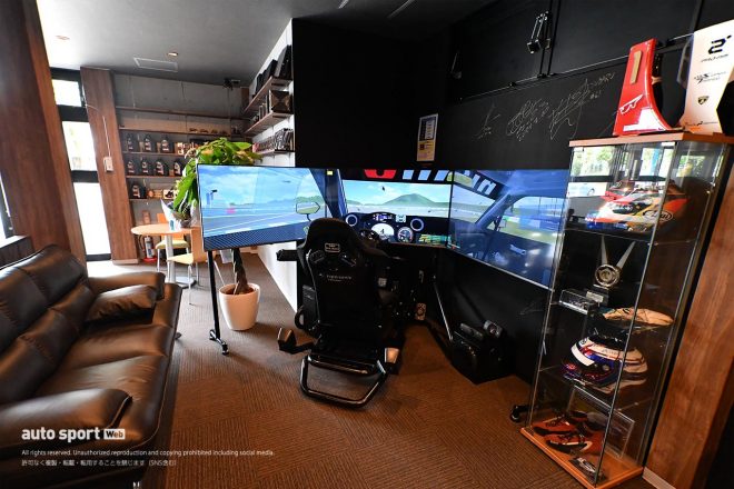 スーパーソニックスの店内に置かれたMAX ORIDO RACINGのドライビングシミュレーター