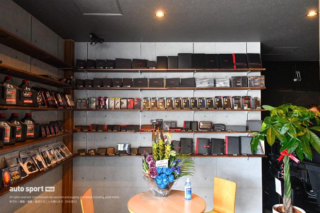 スーパーソニックスの店内では、エアージェイのモバイルアクセサリーも購入できる。