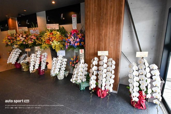 スーパーソニックスのオープンにはモータースポーツ関係者から多くの花が贈られた。