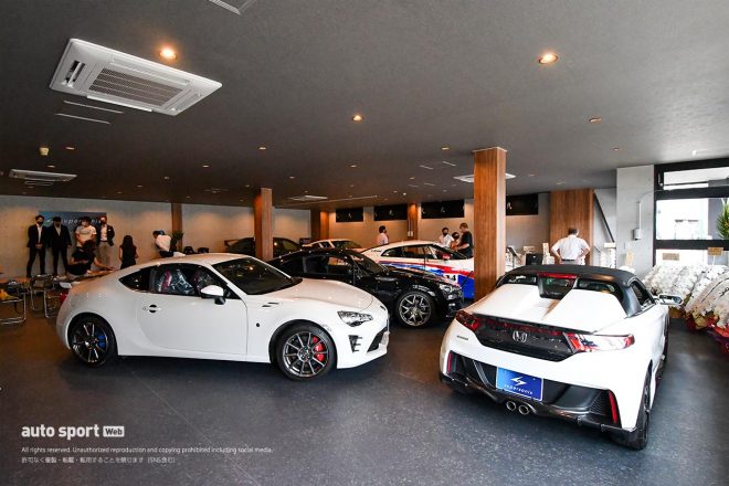 スーパーソニックスの店内。ゆっくりとクルマに接することができる。奥には今後リフトも稼働予定で、ドレスアップも手がけていく。