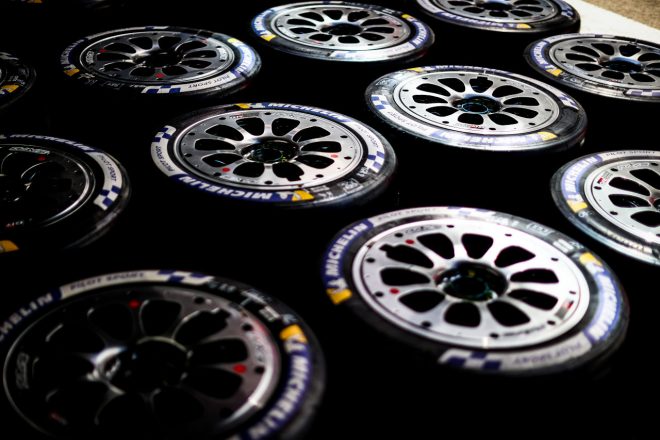 LMHのタイヤはミシュランの1社供給で、前後31/71-18のタイプと、フロント29/71-18/リヤ34/71-18の2スペックが用意されている