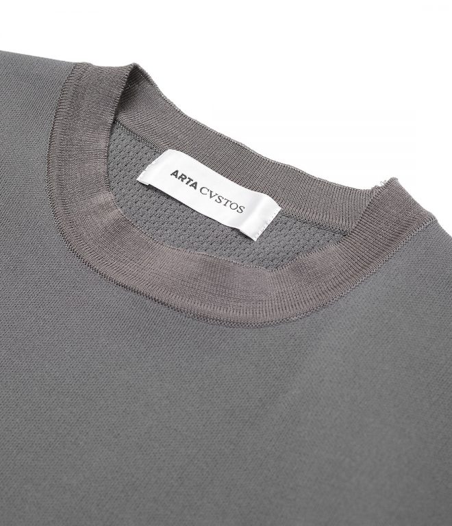 最上級の極細コンパクトコットン糸と吸水速乾機能のあるポリエステル糸との混紡糸で編み込まれ、滑らかで高級感のある質感と肌触りを実現