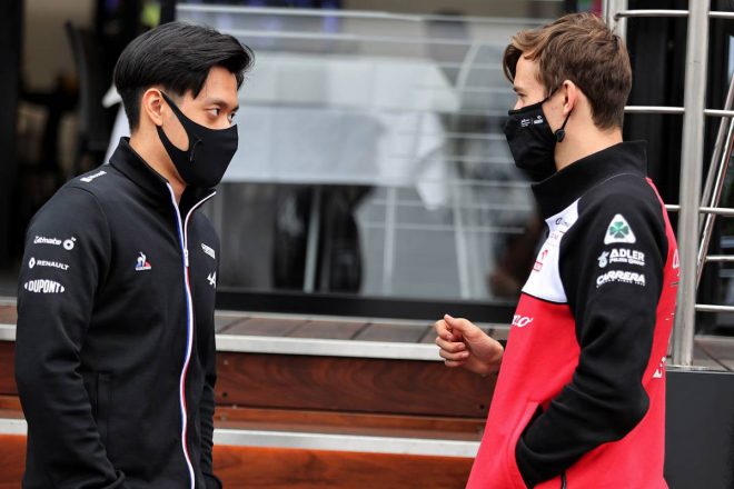 周冠宇さん（左）とカラム・アイロットさん（右）