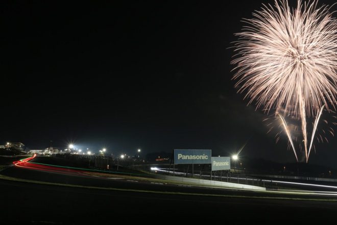 国内唯一の24時間レースである『NAPAC 富士SUPER TEC 24時間』では夜間帯に花火が打ち上げられる