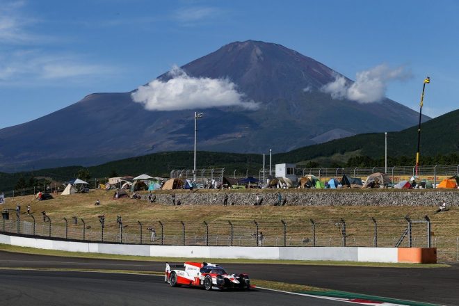 2019年のWEC富士。富士山を背に走るトヨタTS050ハイブリッド