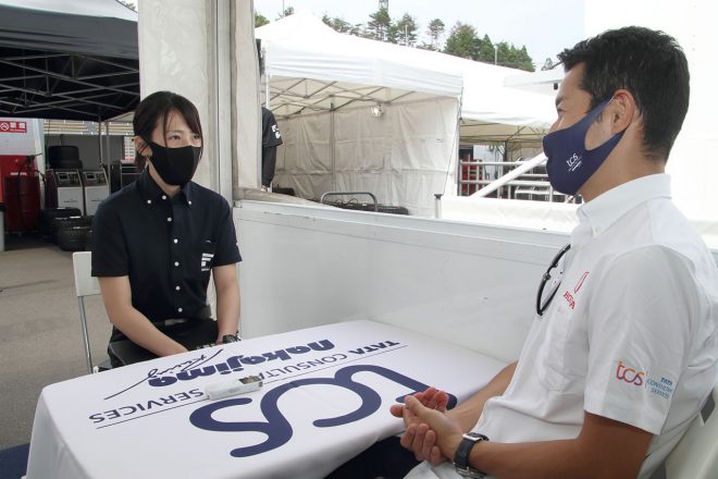 山本尚貴（TCS NAKAJIMA RACING）にインタビューする三浦愛さん