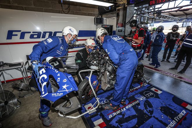 マシントラブルを抱えて修復するF.C.C. TSR Honda France／2021EWC第1戦ル・マン24時間
