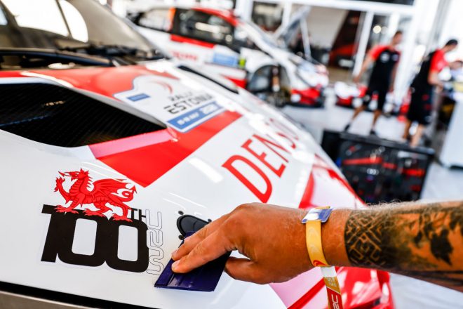 エルフィン・エバンスのマシンにはWRC参戦100戦目を記念するステッカーが貼られた