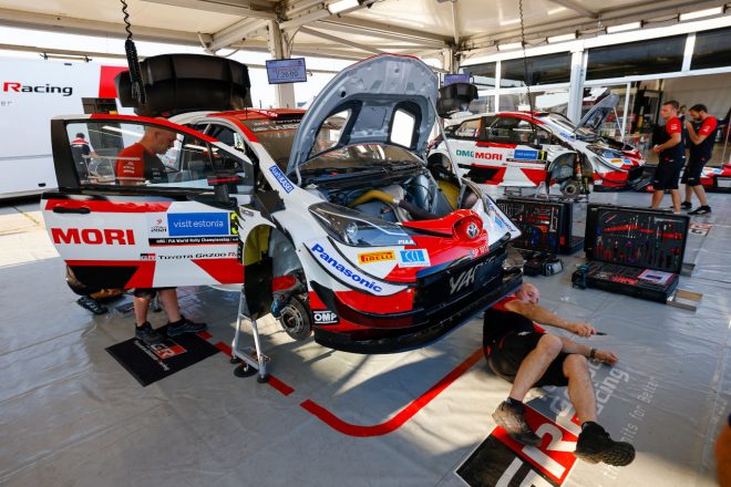 整備を受けるトヨタ・ヤリスWRC