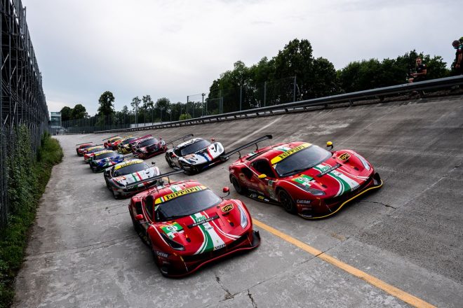 モンツァの旧コース（バンク）に勢揃いしたフェラーリ488 GTE Evo