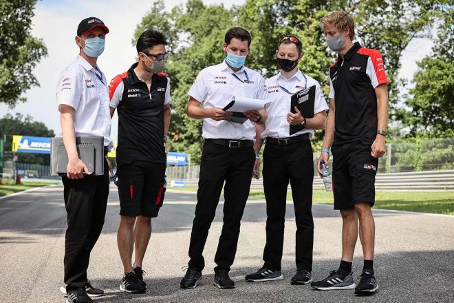 コース下見を行なう8号車GR010ハイブリッドのクルー