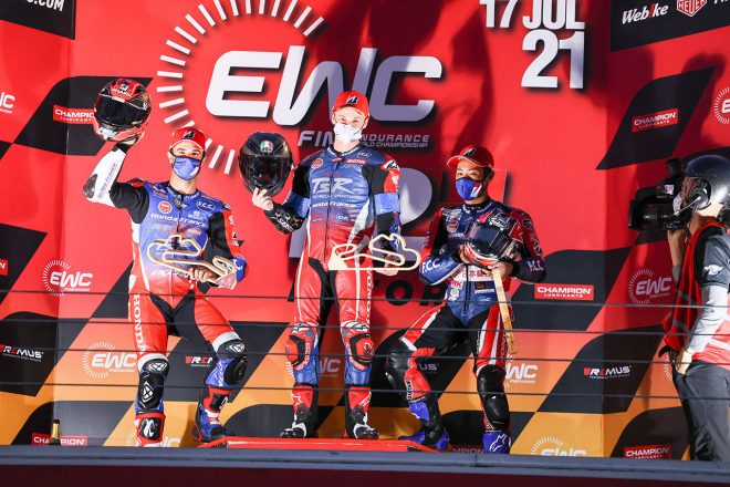 表彰式に上がるF.C.C. TSR Honda France（ジョシュ・フック／高橋裕紀／マイク・ディ・メリオ）／2021EWC第2戦エストリル12時間