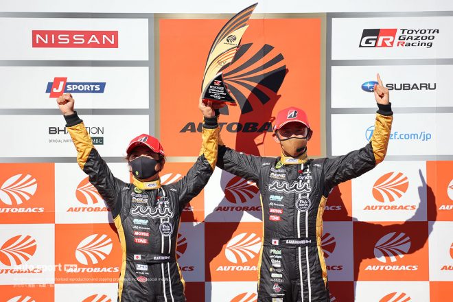 2021スーパーGT第4戦もてぎ 表彰台の加藤寛規／阪口良平（muta Racing Lotus MC）