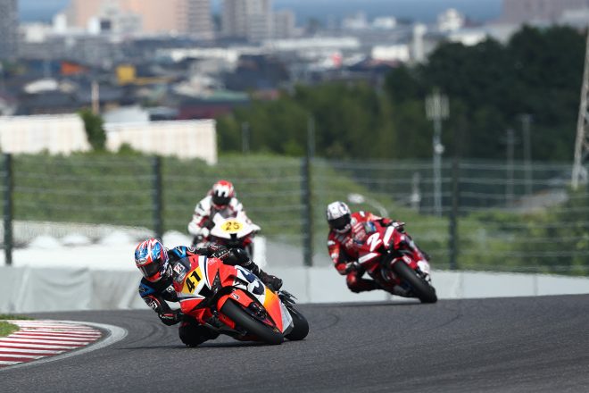2番手に浮上した日浦大治朗（Honda Dream RT 桜井ホンダ）／2021年全日本ロード第5戦鈴鹿 JSB1000 レース2