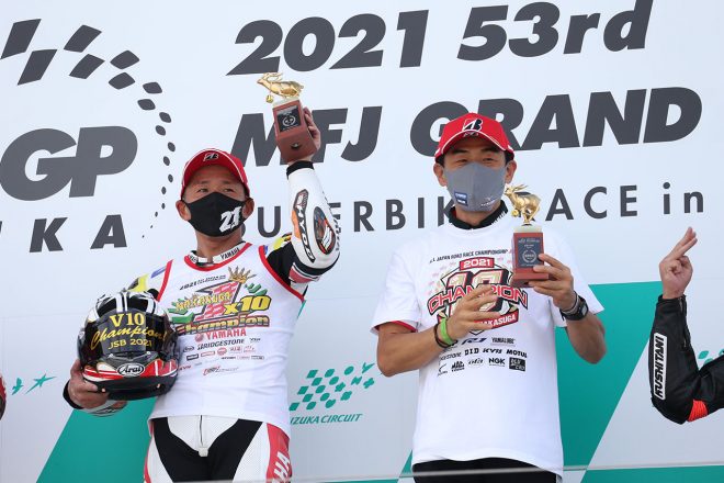表彰台の中須賀克行と吉川和多留監督（YAMAHA FACTORY RACING TEAM）／全日本ロード第5戦MFJ-GP鈴鹿 JSB1000 レース2