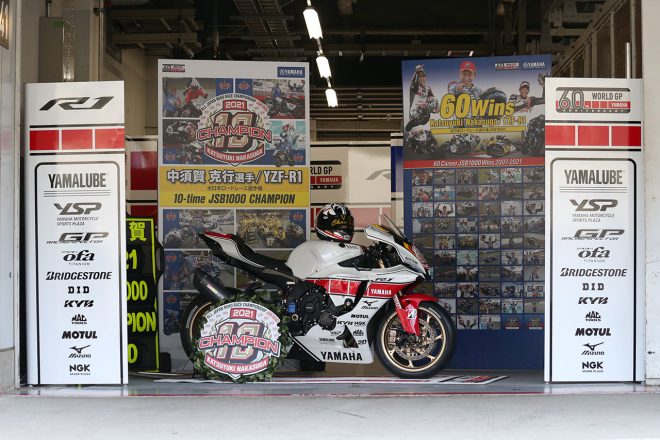 ヤマハWGP60周年カラーのYZF-R1とJSB1000の60勝目で10度目の王者に輝いた中須賀克行（YAMAHA FACTORY RACING TEAM）