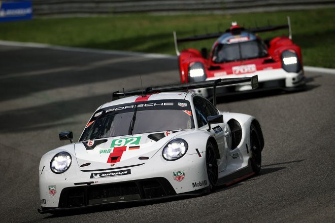 僅差のバトルを繰り広げた92号車ポルシェ911 RSR-19