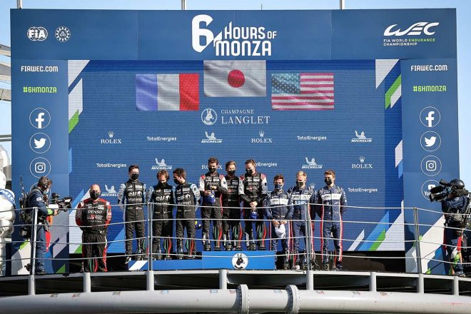 総合表彰台の様子。3位にはLMP2クラス優勝のユナイテッド・オートスポーツUSA22号車陣営が立った。
