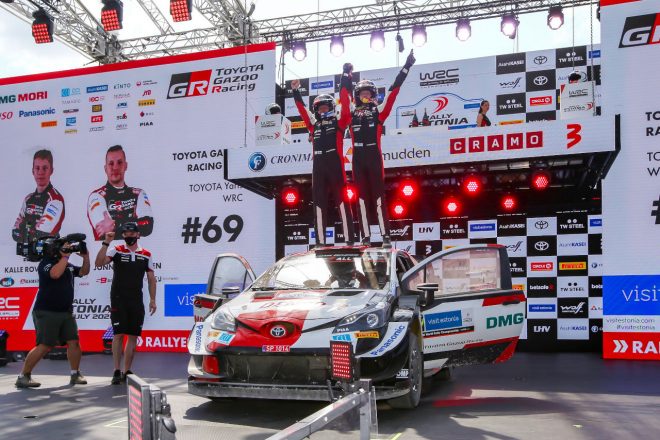 WRC史上最年少優勝を達成したカッレ・ロバンペラ（右）と、コドライバーのヨンネ・ハルットゥネン（左）