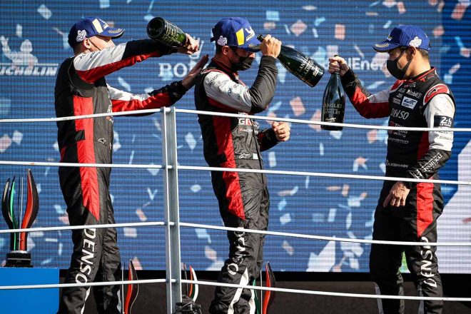 優勝し表彰台に立つ7号車GR010ハイブリッドのクルー