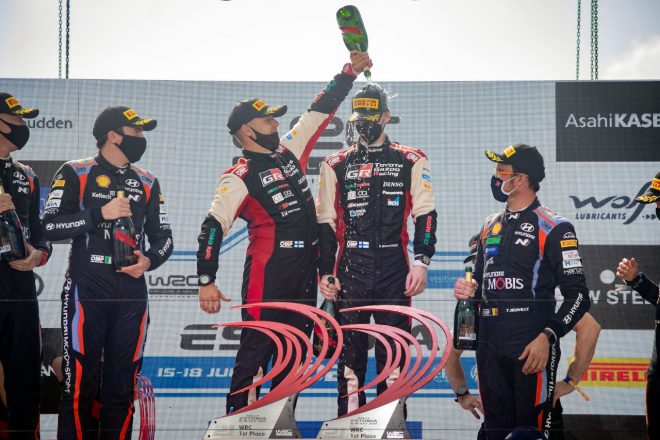 表彰台でカッレ・ロバンペラに勝利の美酒を浴びせるヨンネ・ハルットゥネン　2021年WRC第7戦エストニア