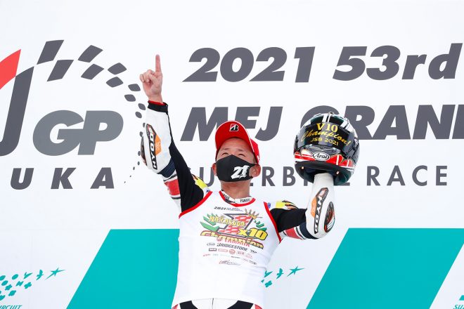 表彰台に上る中須賀克行（YAMAHA FACTORY RACING TEAM）／全日本ロード第5戦MFJ-GP鈴鹿 JSB1000 レース2