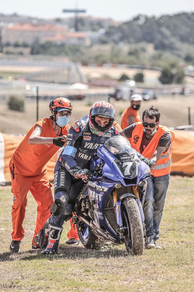 トップ走行中に転倒を喫したニッコロ・カネパ（YART - Yamaha Official Team EWC）／2021EWC第2戦エストリル12時間