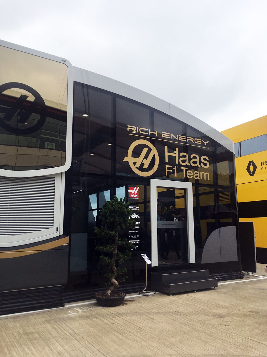 2019年イギリスGPでのハースF1のモーターホーム